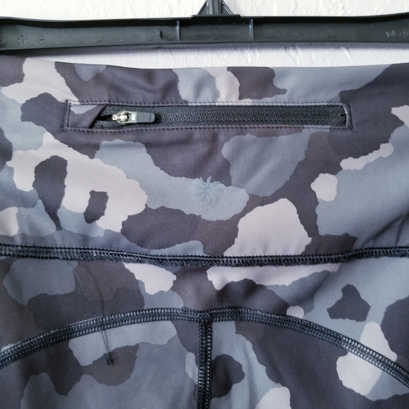 Athleta Lightning Camo 7/8 Tight Leggings Sz medium M pockets - Picture 4 of 7